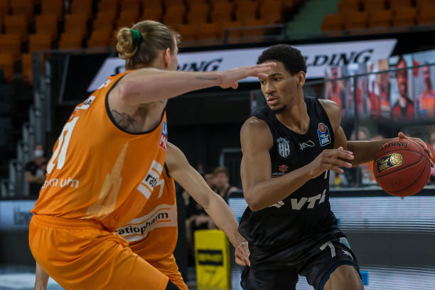 对抗中有着 对抗中有着